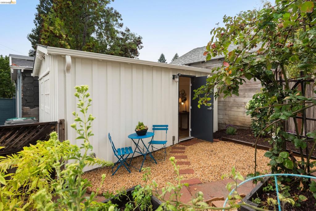 1616 Wellington St Property Photo 28