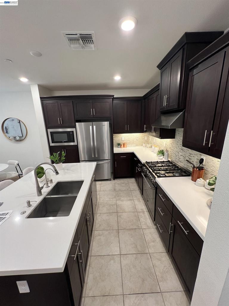 1233 Merry Loop Property Photo 4