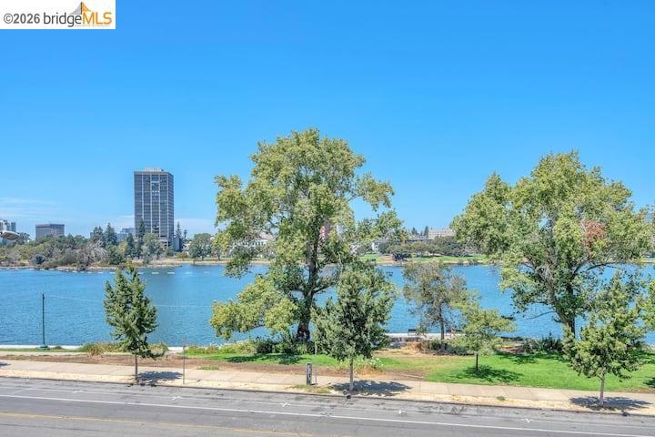 2038 Lakeshore Ave Property Photo 31