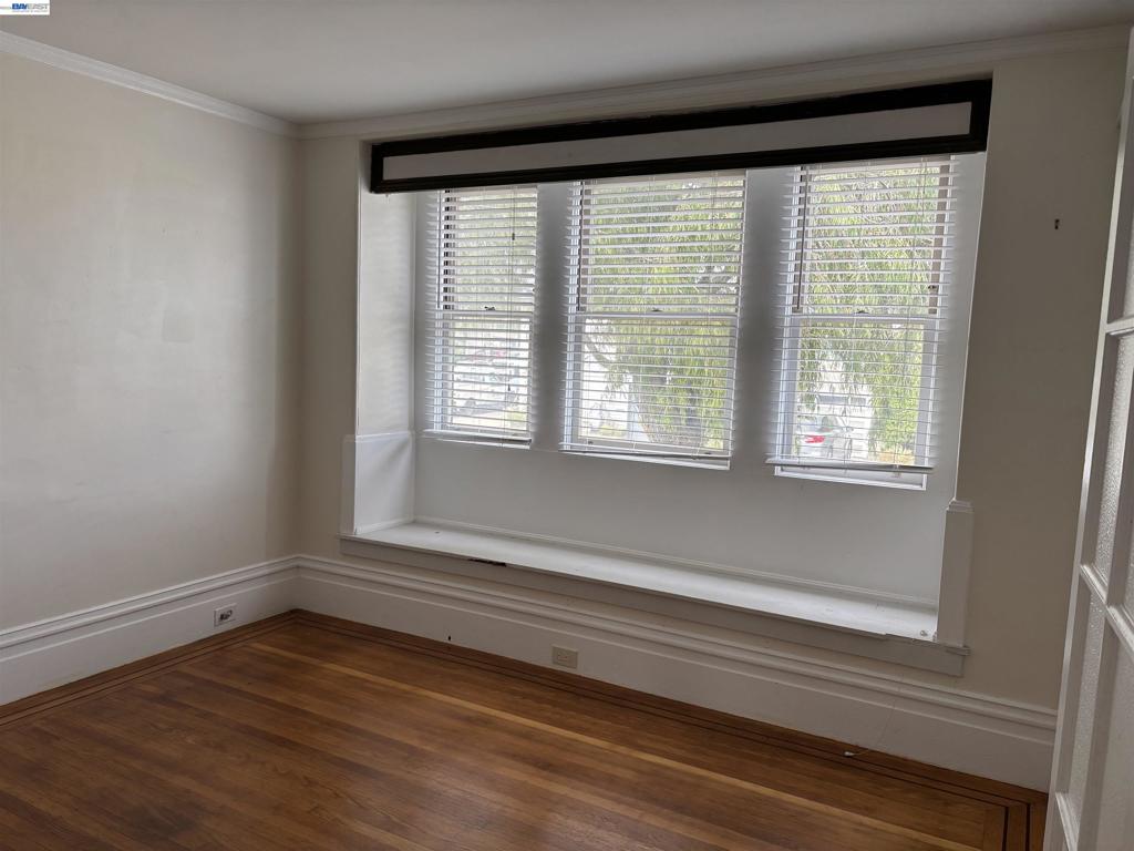 387 Staples Ave Property Photo 5