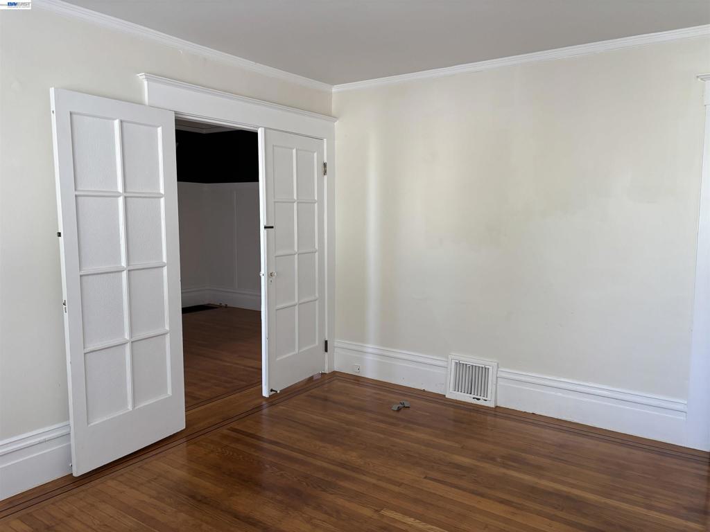 387 Staples Ave Property Photo 8
