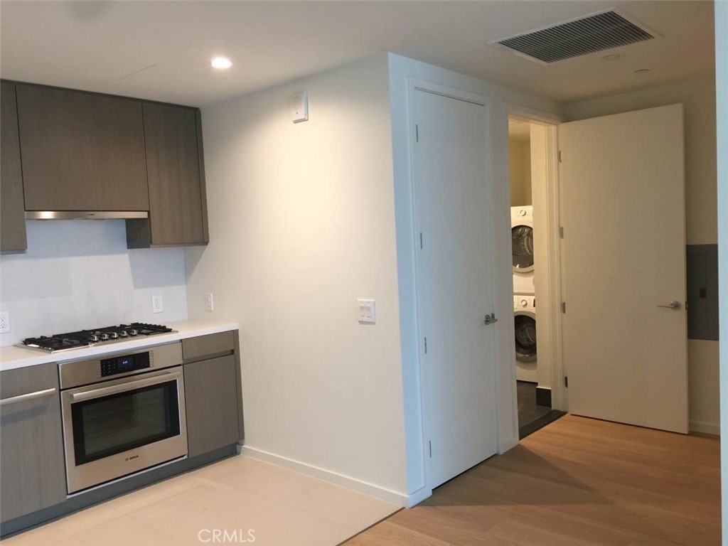 889 Francisco Street 1611 Property Photo 3