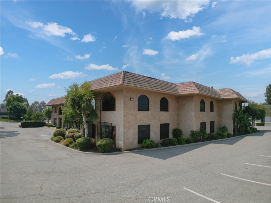 425 W Bonita Avenue Property Photo 2