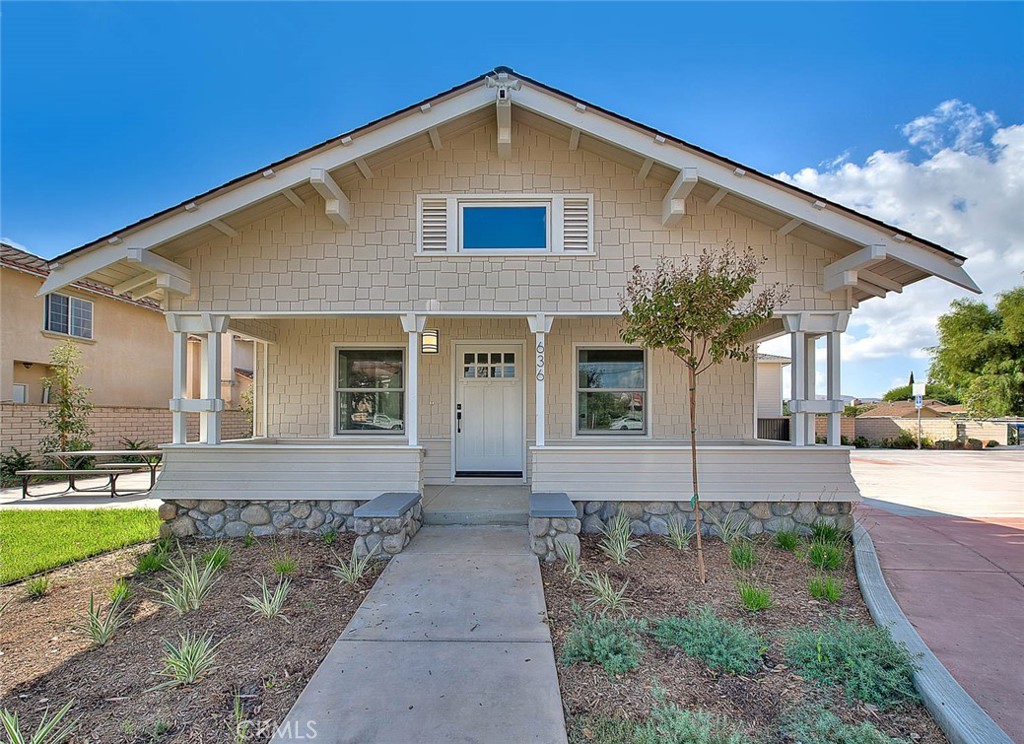 636 W Grand Avenue Property Photo 1