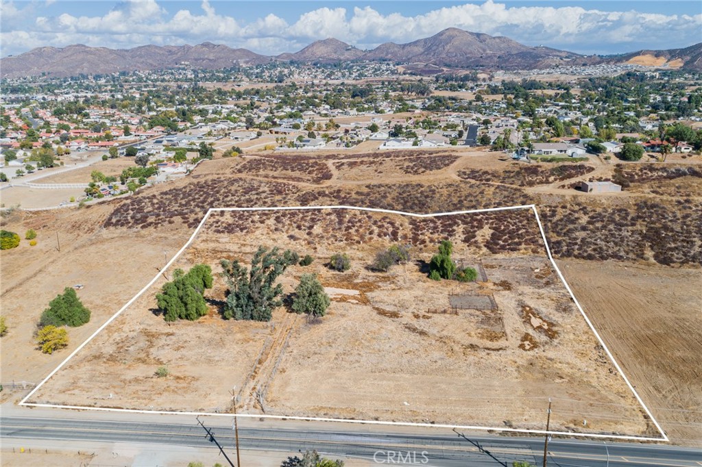 21026 Palomar Street Property Photo 7