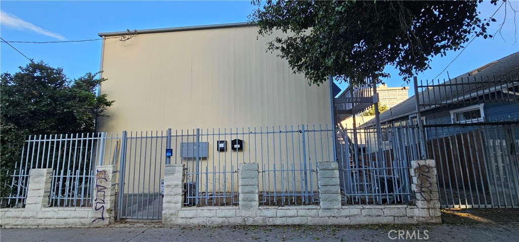 1146 S Berendo Street Property Photo 3