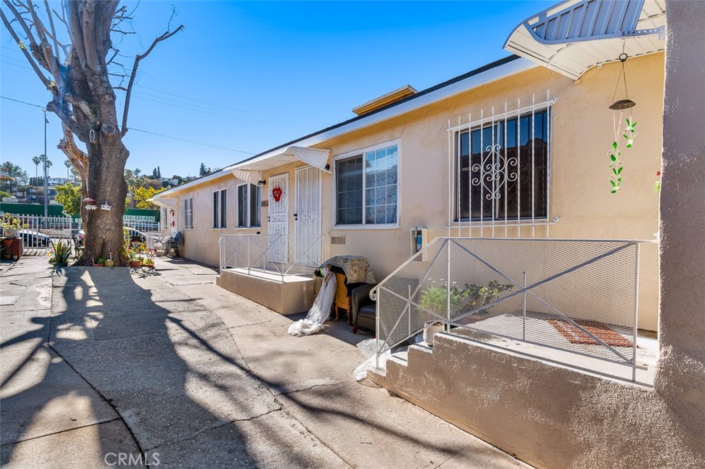 4665 Huntington Drive N Property Photo 2