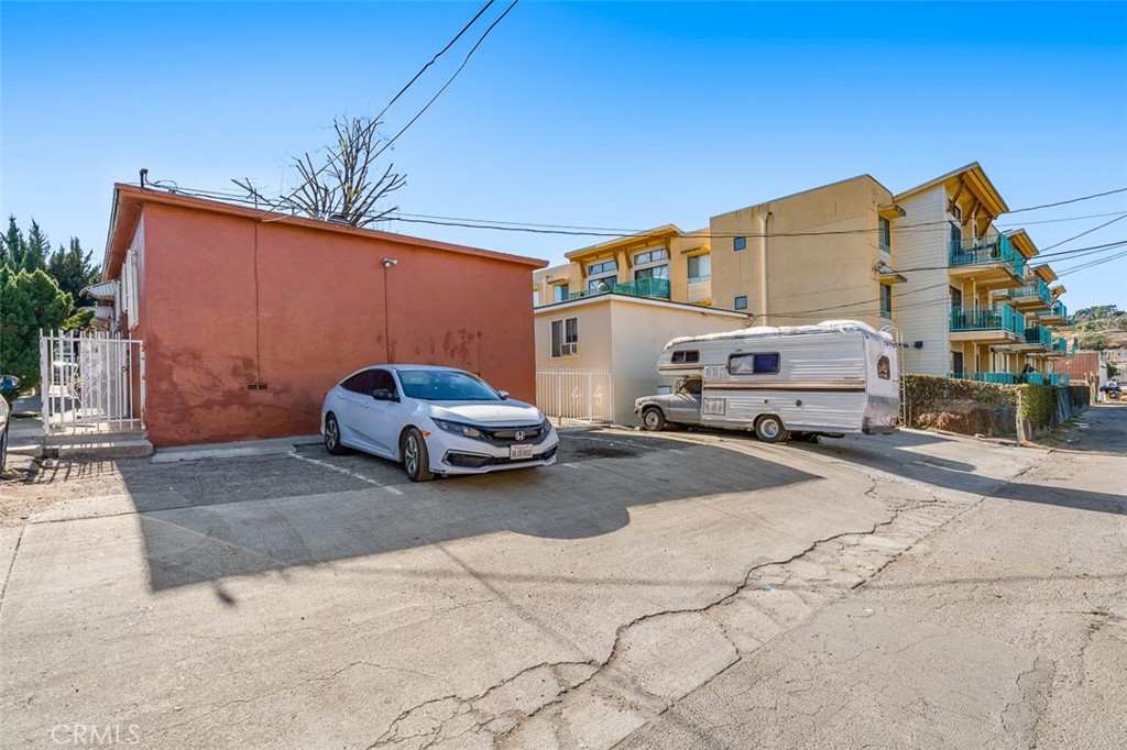 4665 Huntington Drive N Property Photo 4