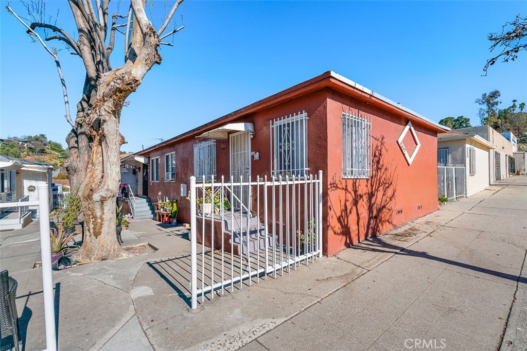 4669 Huntington Drive N Property Photo 2