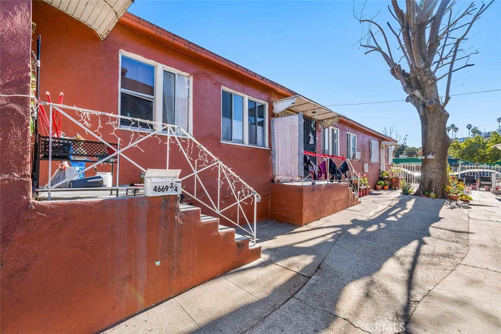 4669 Huntington Drive N Property Photo 3