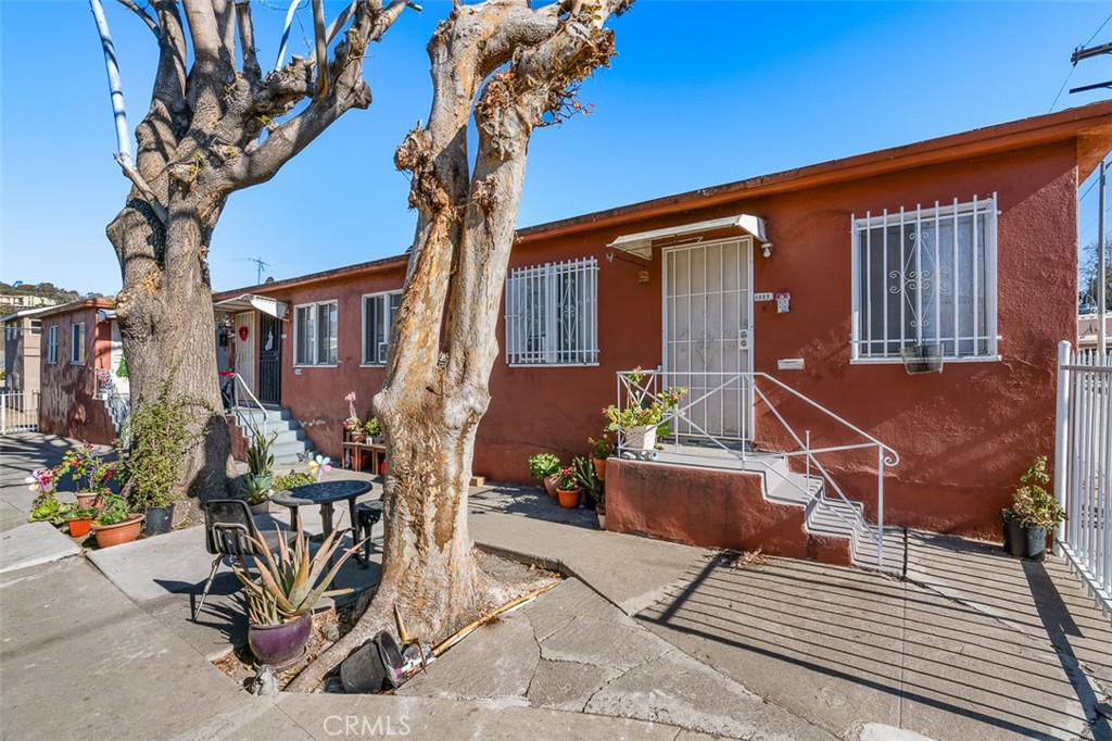 4669 Huntington Drive N Property Photo 4