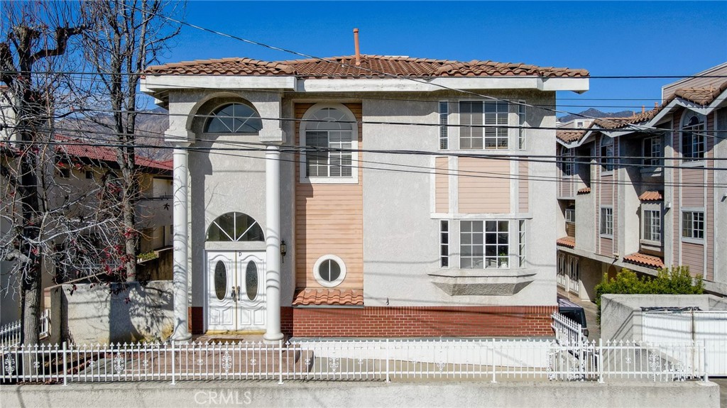 32 Diamond Street D Property Photo 1