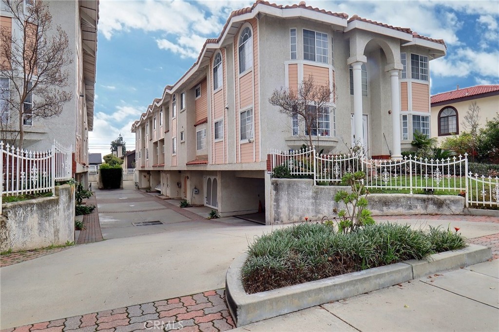 32 Diamond Street D Property Photo 5
