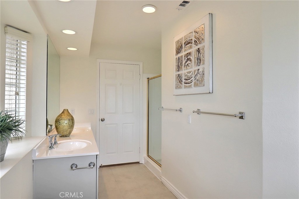 32 Diamond Street D Property Photo 9