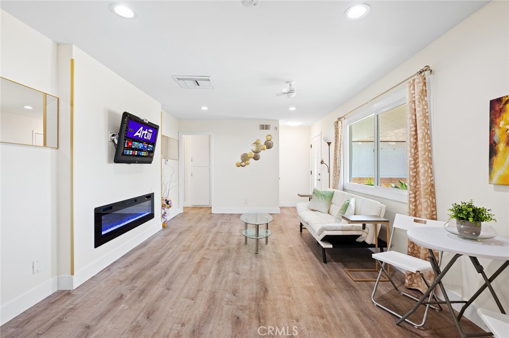 656 W 52nd Street Property Photo 8