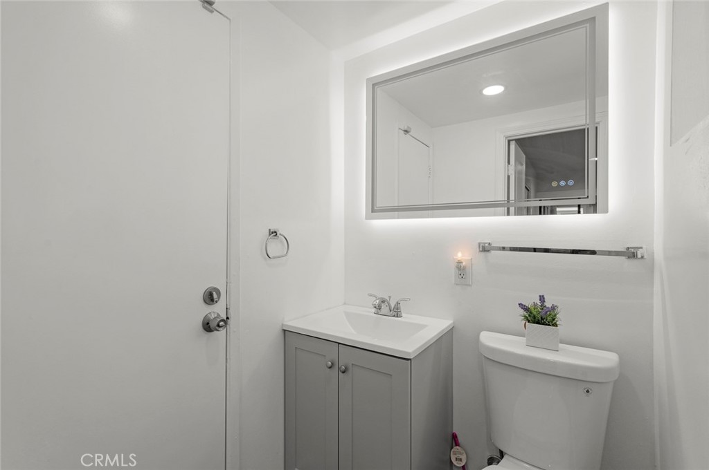 656 W 52nd Street Property Photo 19