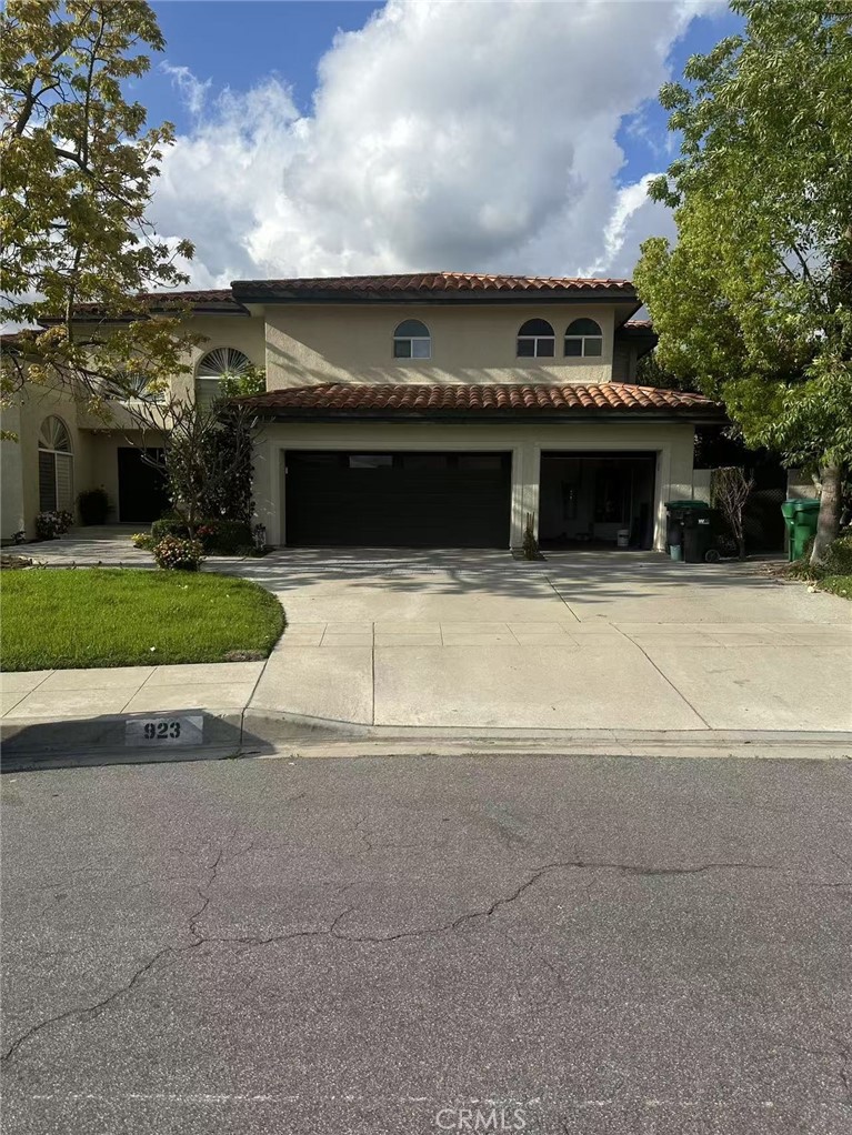 923 Derek Dr Property Photo 1