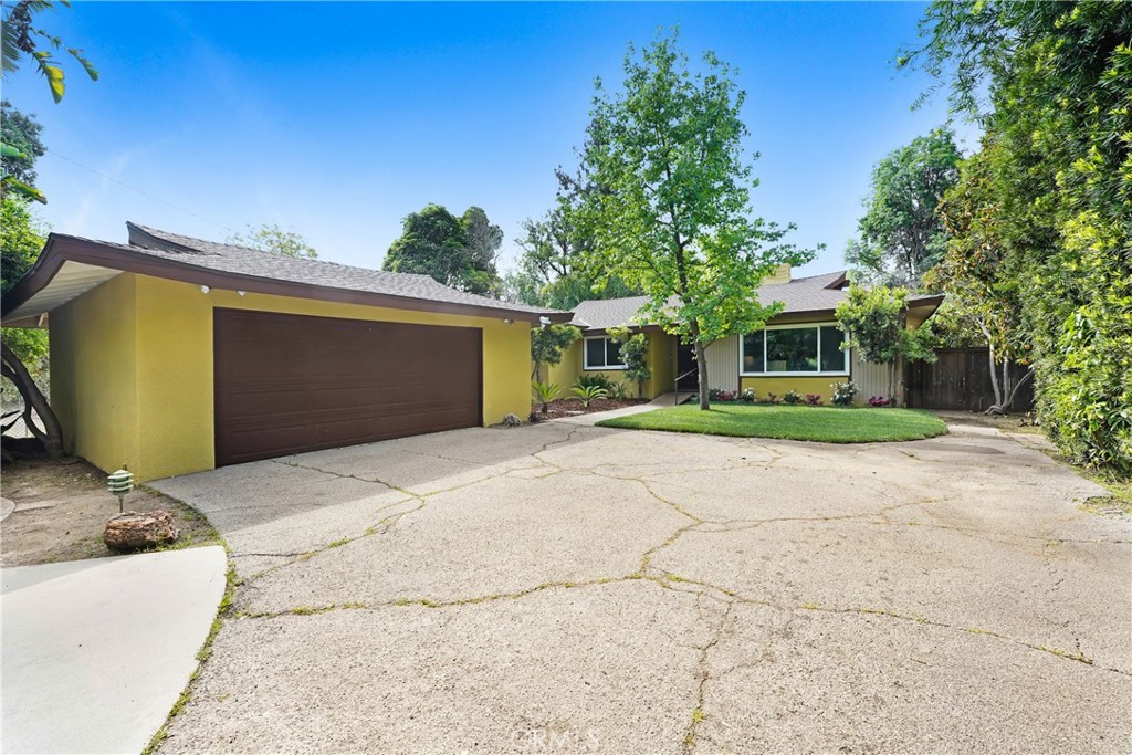 214 W Le Roy Avenue Property Photo 1