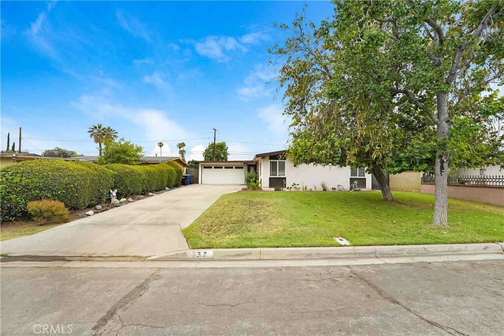 137 N Viceroy Avenue Property Photo 1