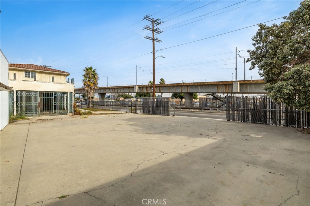 915 N Willowbrook Avenue Property Photo 7