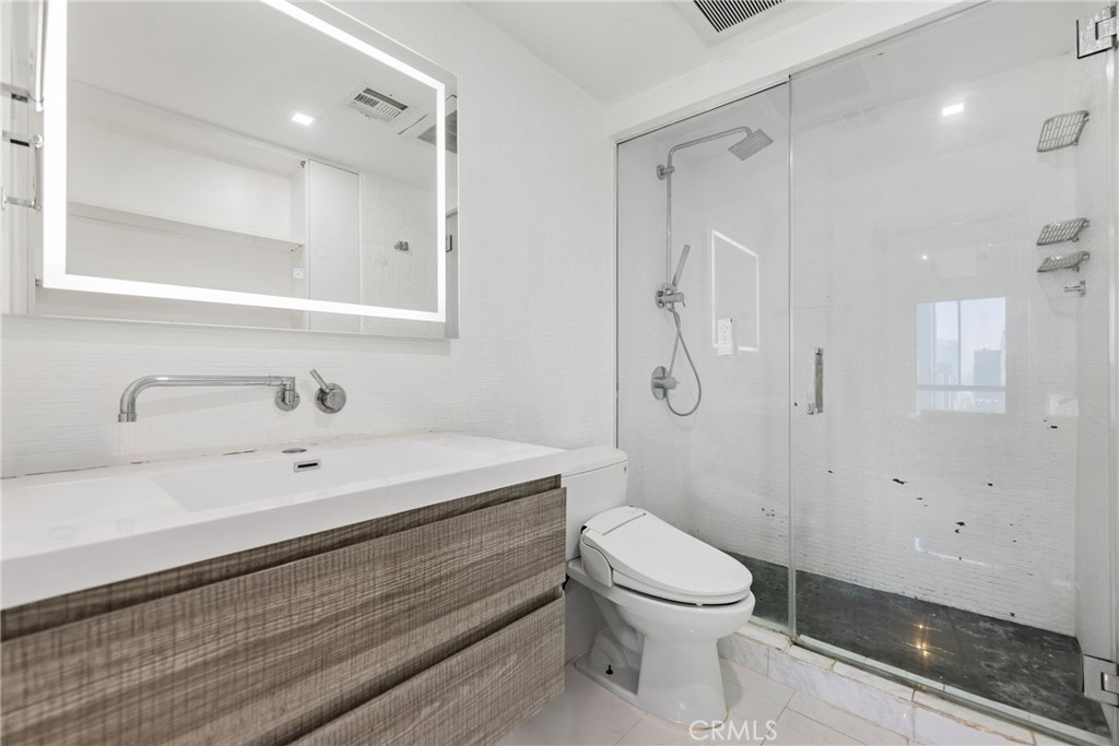 800 W 1st Street 2206 Property Photo 11