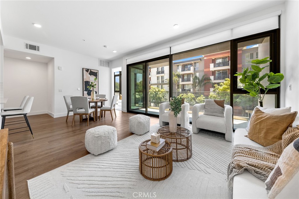 709 E Walnut Street 228 Property Photo 1