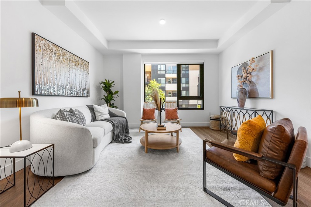 709 E Walnut Street 214 Property Photo 1