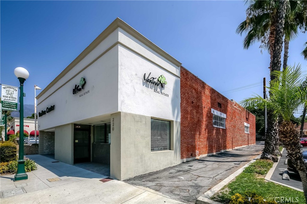 220 S Myrtle Avenue Property Photo 3