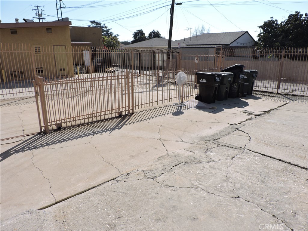 3527 W Beverly Boulevard Property Photo 17