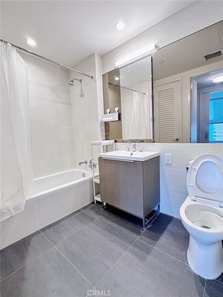 889 Francisco 2505 Property Photo 4