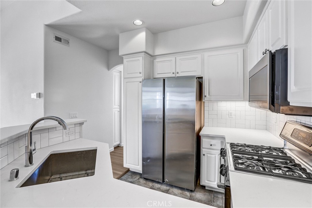 7673 Hazard Center Property Photo 17