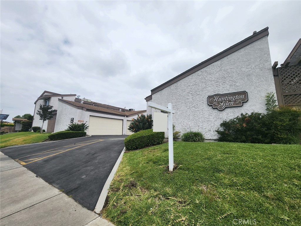 1047 E Huntington Drive C Property Photo 1
