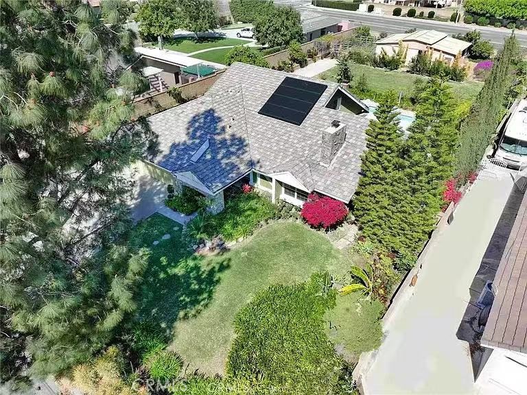 17021 Rosebud Property Photo 1