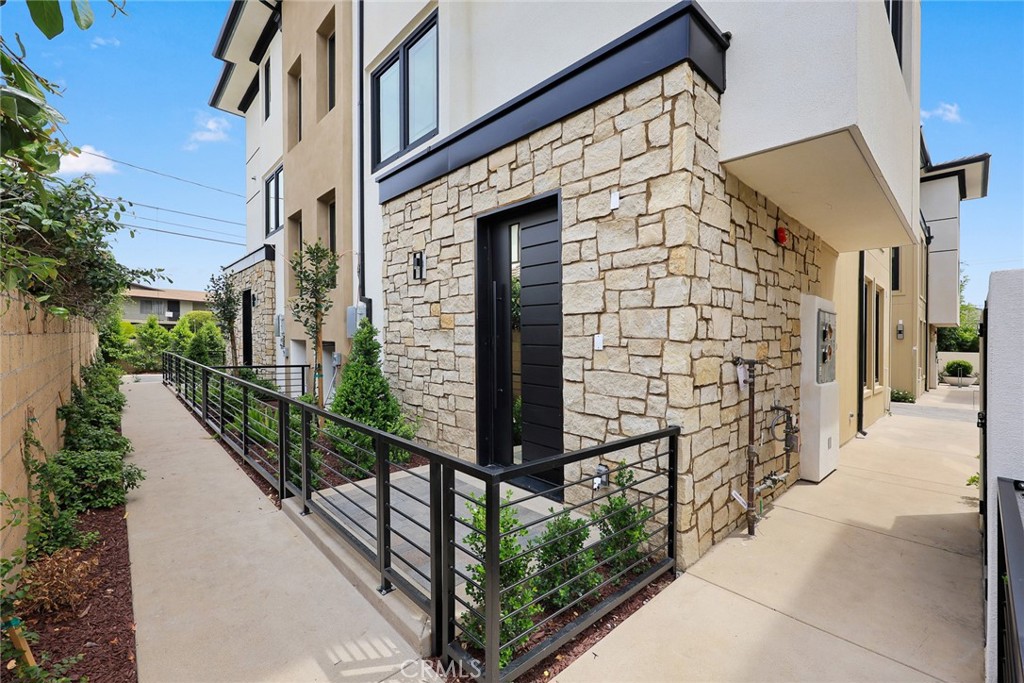 826 Sunset Boulevard B Property Photo 7