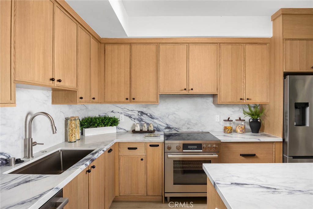 826 Sunset Boulevard B Property Photo 19