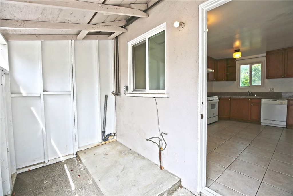 1211 S 10th Avenue Property Photo 9