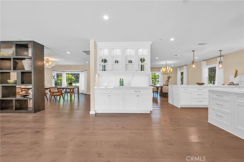 2170 Lombardy Property Photo 9