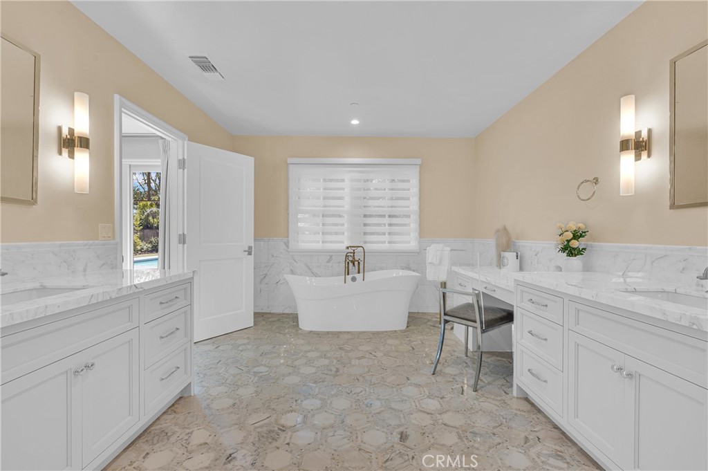 2170 Lombardy Property Photo 30