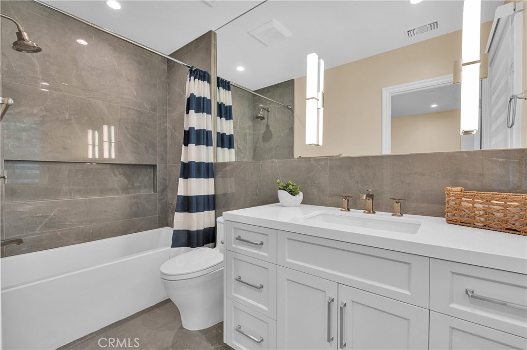2170 Lombardy Property Photo 36