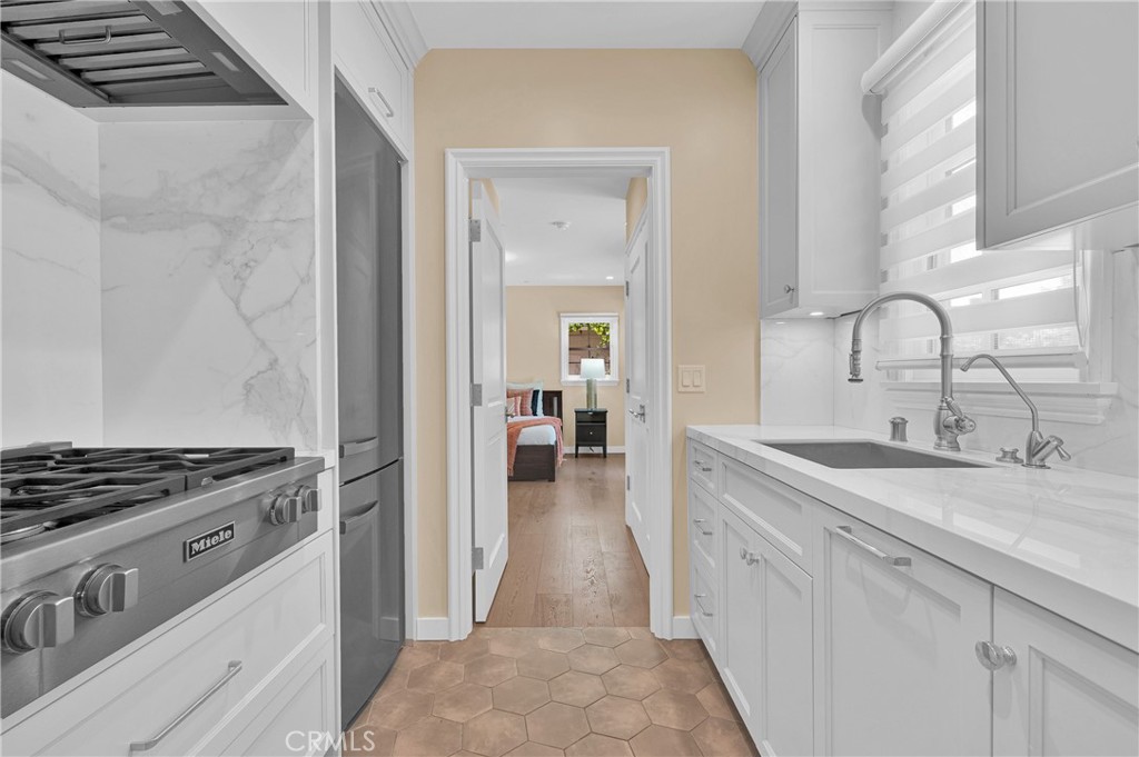 2170 Lombardy Property Photo 37