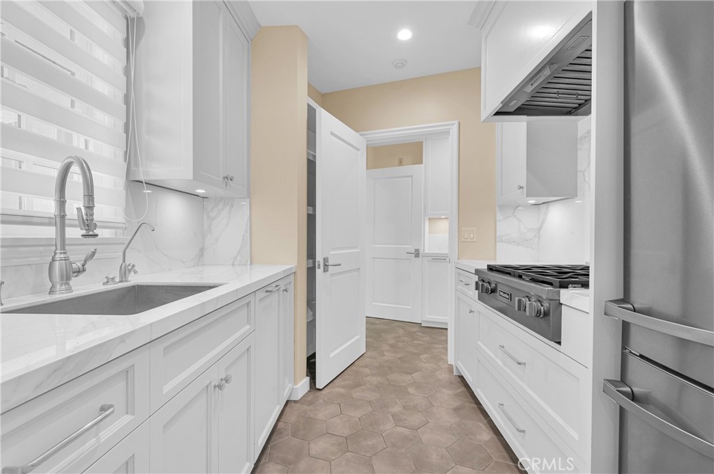 2170 Lombardy Property Photo 38