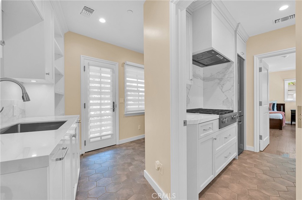 2170 Lombardy Property Photo 39