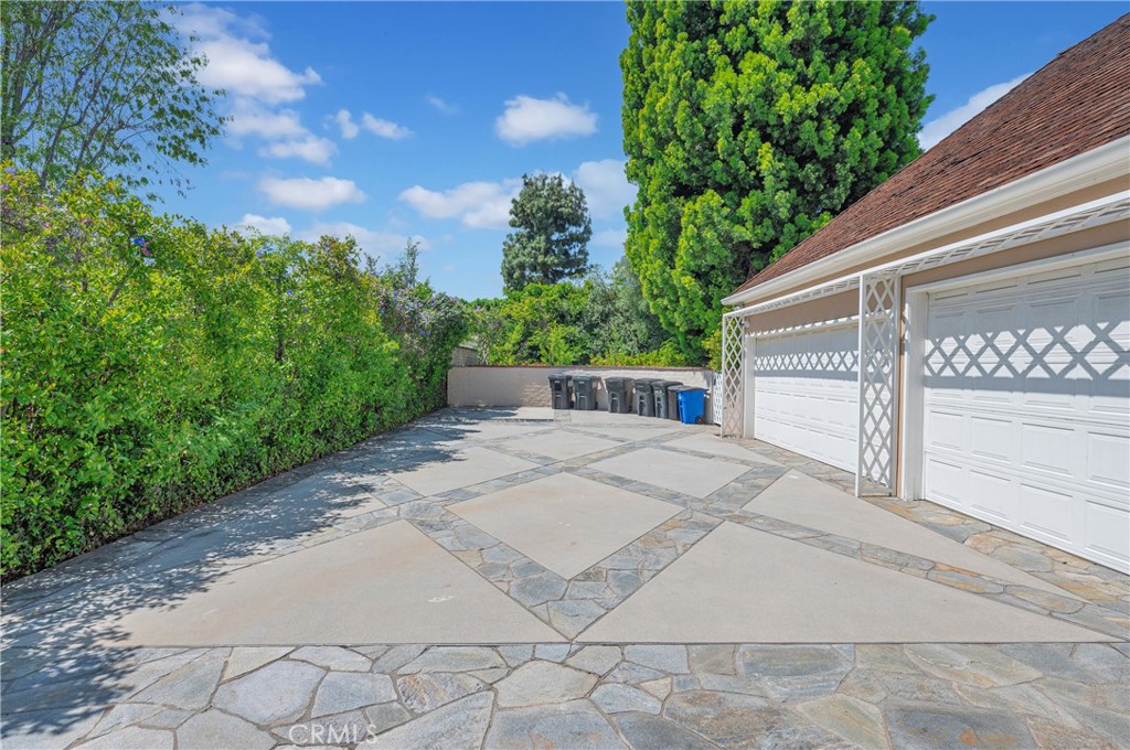 2170 Lombardy Property Photo 61