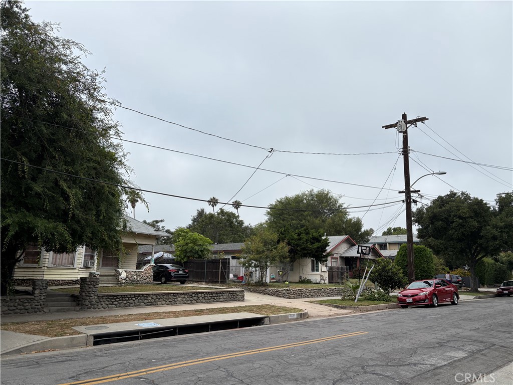 401 N Chester Avenue Property Photo 1