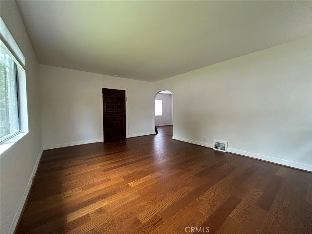 214 E Stocker Street Property Photo 6