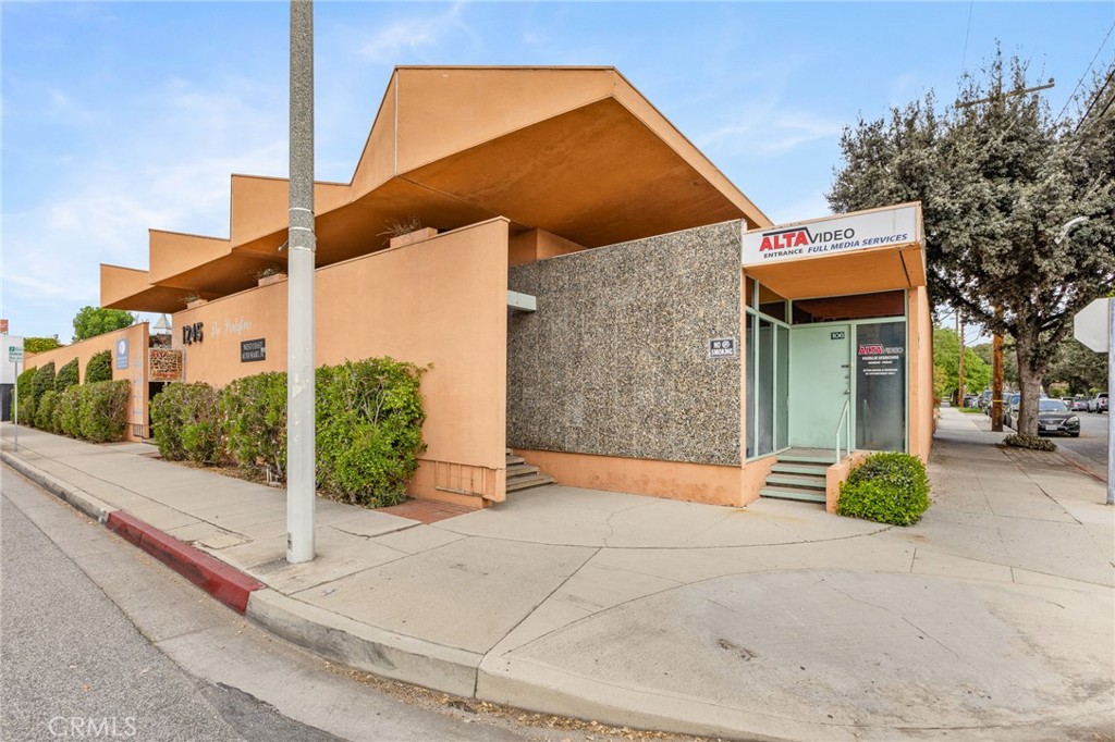 1245 E Walnut Street Property Photo 2