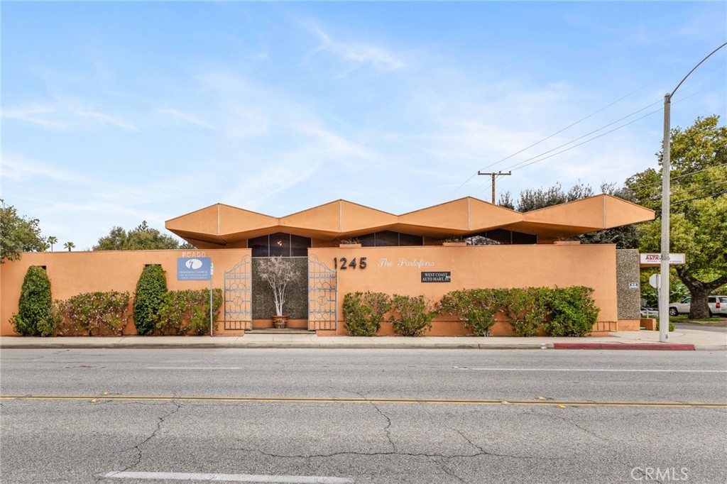 1245 E Walnut Street Property Photo 5