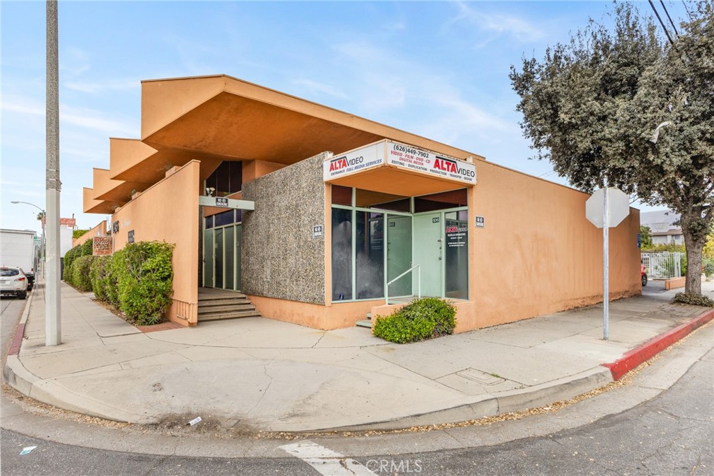 1245 E Walnut Street Property Photo 6