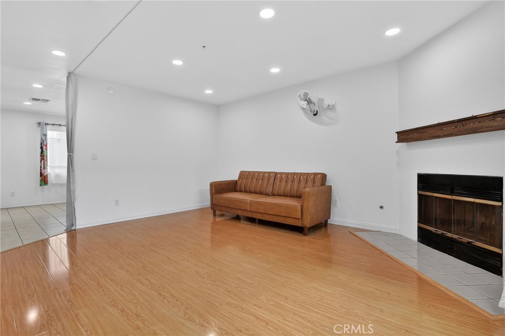 2817 W Grand B Property Photo 4