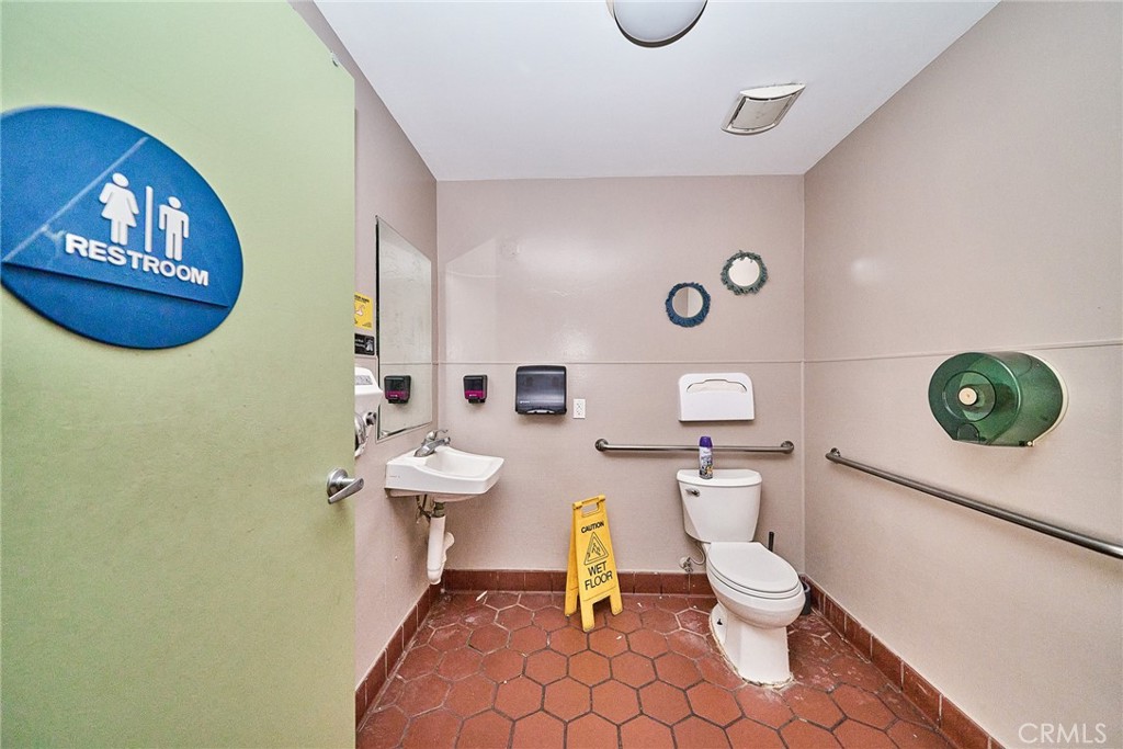 5835 Bellflower Boulevard C Property Photo 11